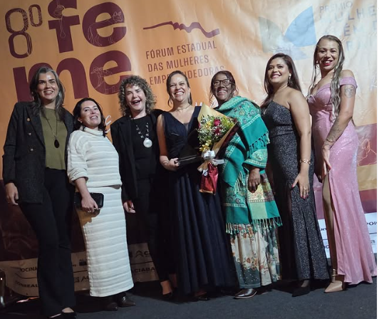 ACEOP Mulher e vice-presidente de Ouro Preto, Regina Braga, após premiação do 8º FEME.